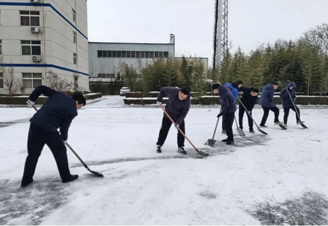 以雪为令迅速集结，清冰除雪确保畅通